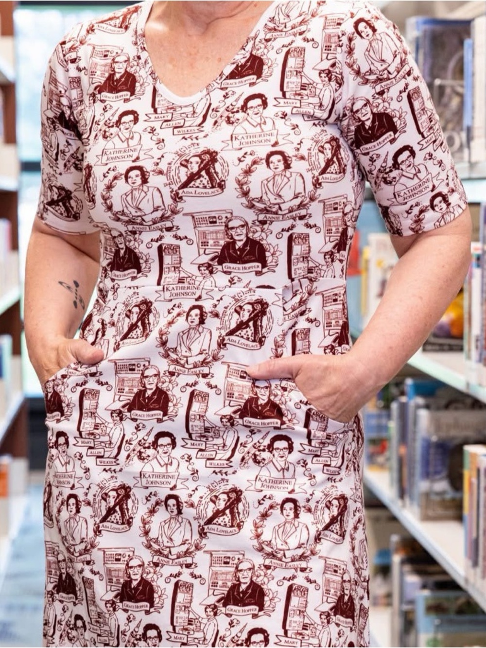 Svaha USA hidden figures Graphic V-Neck dress Tee in White & Burgundy - Picture 11 of 14